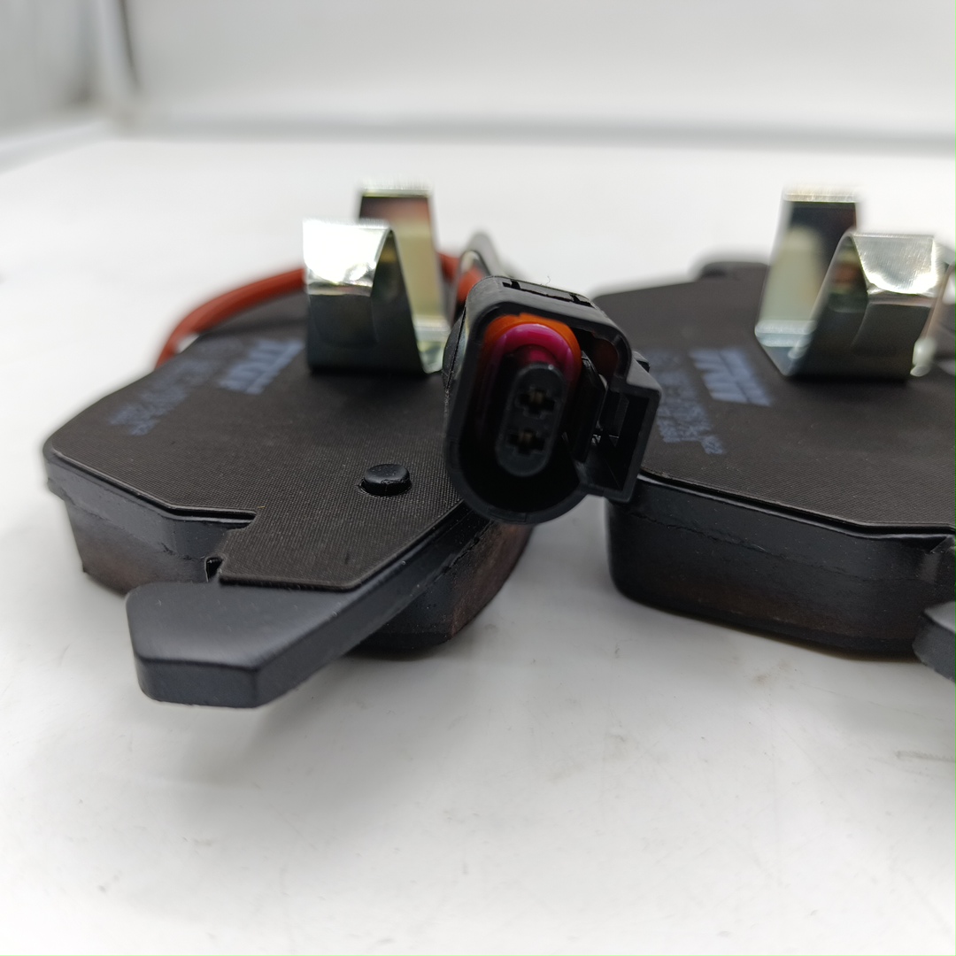 Тормозные колодки передние VAG VW Passat (05-) SKODA Octavia (04-) передние TRW - Миниатюра товара 1
