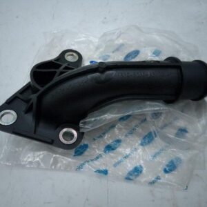 Фланец системы охлажд TR > 14 RWD (от перед крышки пластиковый) FB3Q8250AB/2349719 JMC=FORD EUROPE